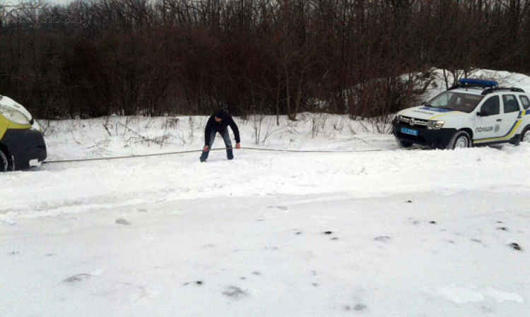 Вьюга, заносы. Под Мариуполем полиция спасала людей из снежного плена (ФОТО)