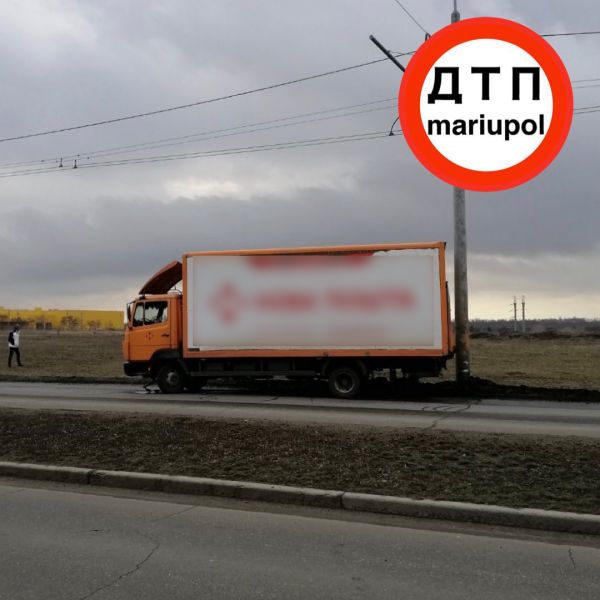 Врезались в знак и электроопору: в Мариуполе в ДТП попали две легковушки и грузовик почтового оператора