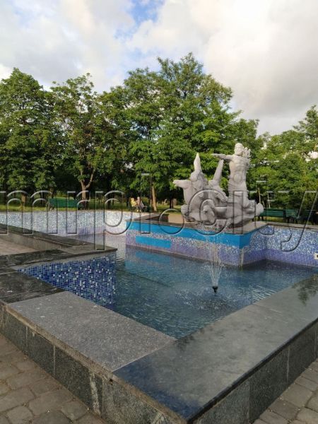 В мариупольском парке после реконструкции заработал фонтан с Посейдоном