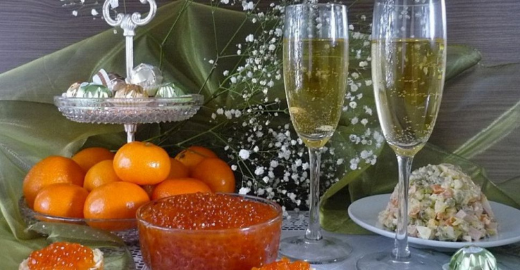 «Цезарь» с лососем, утка по-пекински, долма. Чем полакомятся новогодней ночью чиновники Мариуполя? (ВИДЕО)