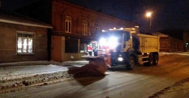 Снегоочистительные работы в Мариуполе начались еще ночью (ФОТО)