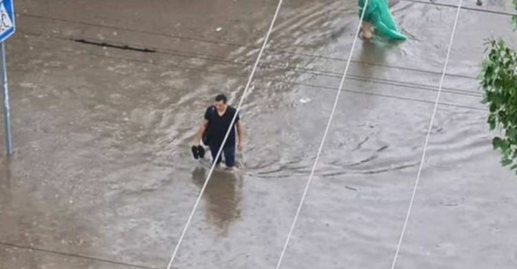 Кратковременный ливень в Мариуполе стал причиной затоплений и отключений света