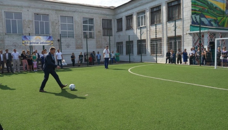 В Мариуполе у школы с вышиванкой появилось новое футбольное поле (ФОТО)