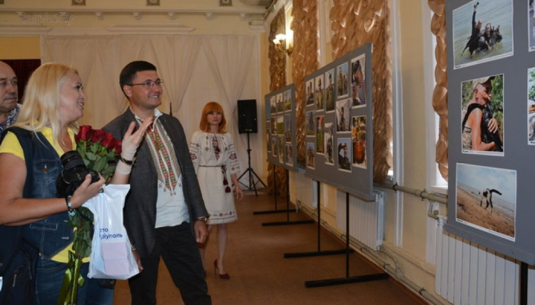 Мариупольский фотожурналист открыла выставку о несокрушимых людях (ФОТО)
