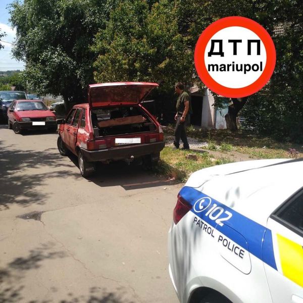 В Мариуполе автомобиль сбил женщину на тротуаре