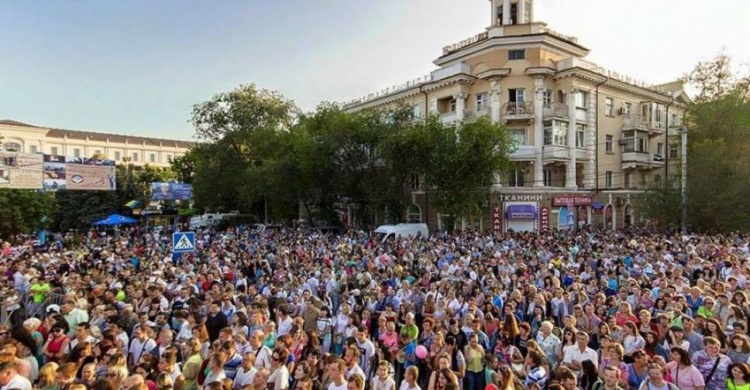 Рекорд силача и песни КAZKA: Мариуполь готовится праздновать День Независимости (ФОТО)