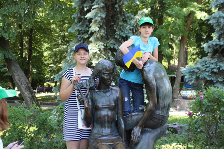 Мариупольские юные экологи поехали набираться опыта в лучшие дендропарки Украины (ФОТО)