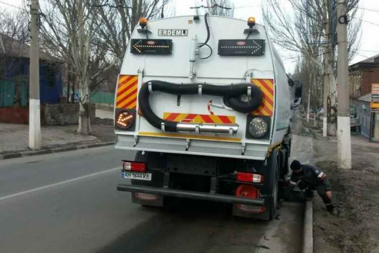 В Мариуполе чудо-уборщики вышли на противостояние с грязью и мусором (ФОТО)