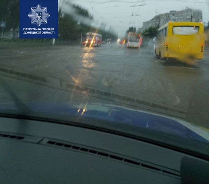 В Мариуполе бушует непогода: движение транспорта затруднено