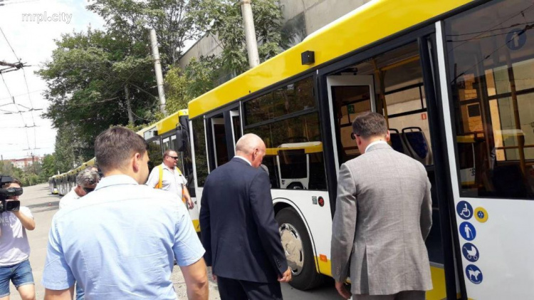Новые «гармошки» уже в городе: в Мариуполь прибыли еще 15 минских автобусов (ФОТО)
