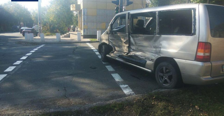 Не менее пяти пострадавших: в Мариуполе столкнулась маршрутка с микроавтобусом (ФОТО)