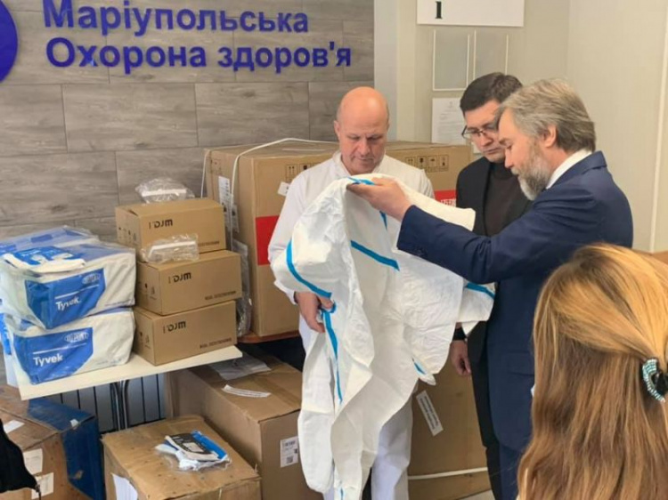 Для спасения и защиты: Новинский привез в больницу Мариуполя современное оборудование и костюмы для врачей (ФОТО)