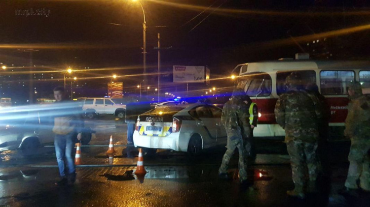 В Мариуполе столкнулись трамвай и автомобиль полиции (ФОТОФАКТ)
