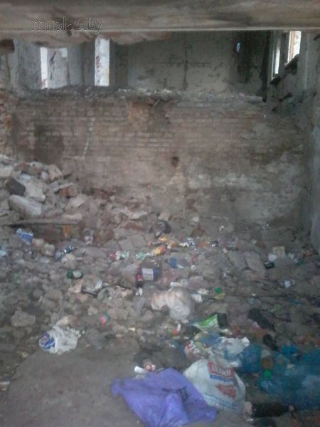 «Разрушенный, с крысами» - мариупольцы возмущены смрадным местом в центре города (ФОТОФАКТ)
