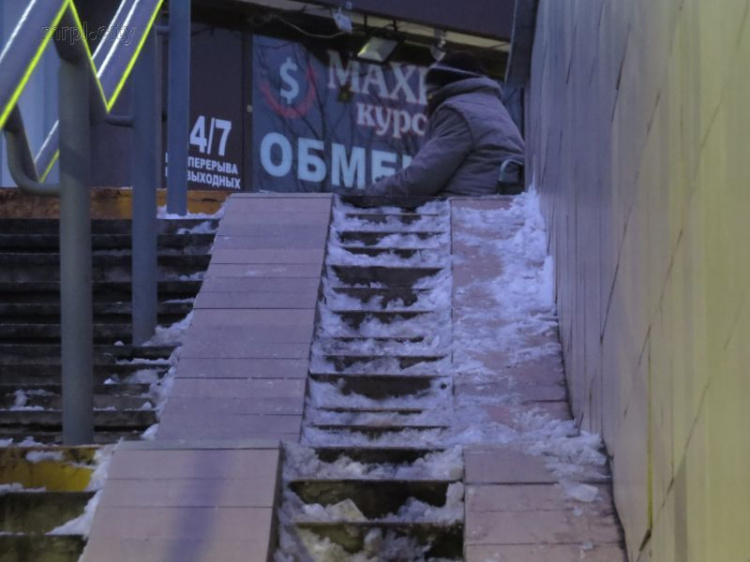 В праздничном Мариуполе подземный переход преодолевают, рискуя здоровьем (ВИДЕО)