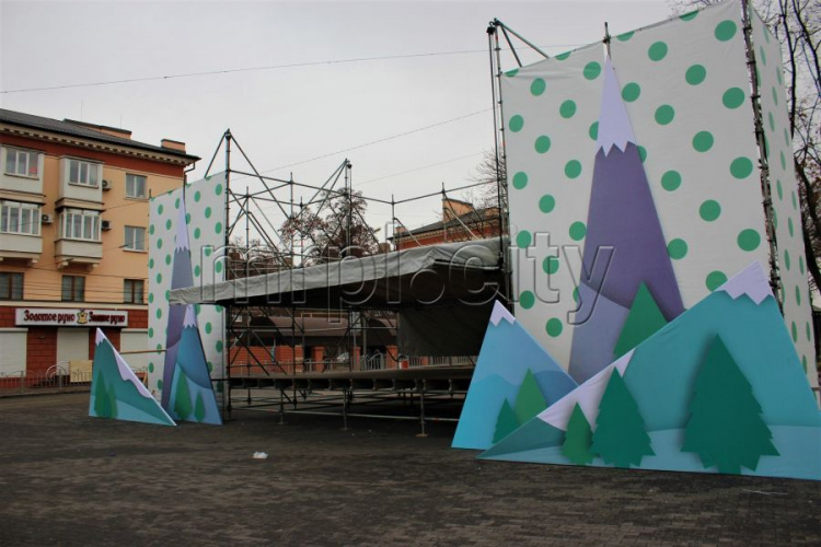 Последние штрихи: в центре Мариуполя завершают декорирование праздничных локаций