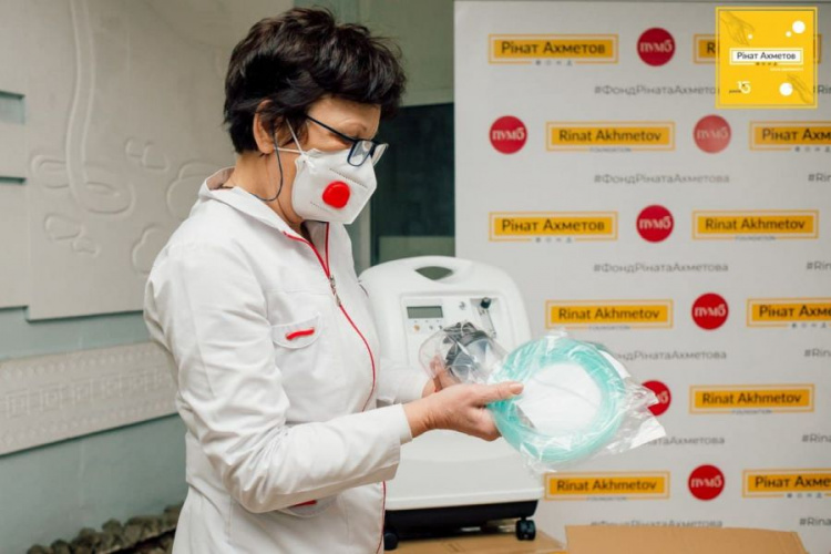 Медики востока Украины получили 21 кислородный концентратор от Фонда Рината Ахметова и ПУМБ