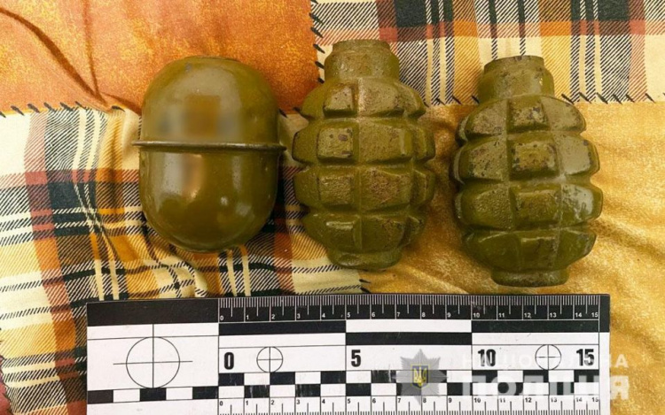 Житель Донетчины прятал в кровати гранаты и оружие