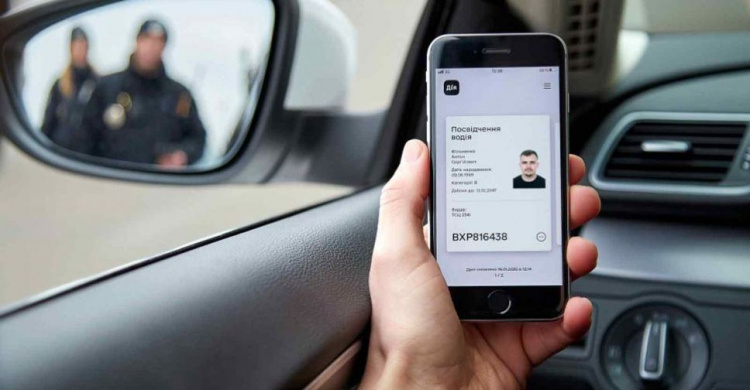 Украинцы смогут заказать или продлить водительские права через смартфон