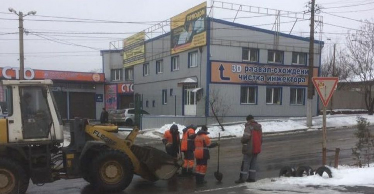 В Мариуполе «Автодор» критикуют за ремонт ям асфальтной крошкой (ФОТО)
