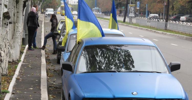 Более 20 машин промчались по Мариуполю с подарками для защитников города (ФОТО)