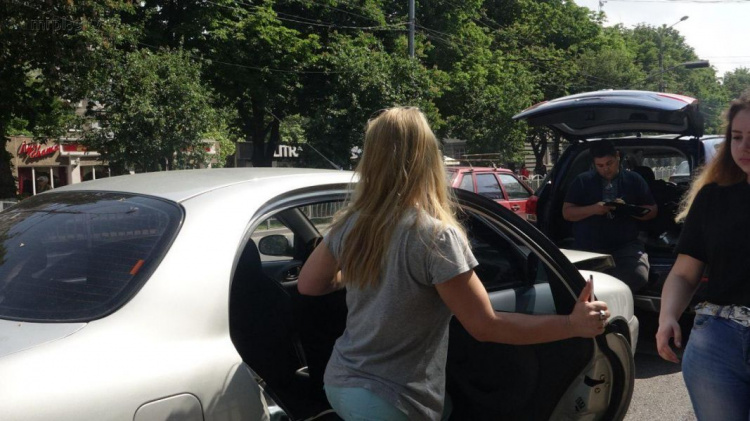 Перепутала педали газа и тормоза: ДТП в центре Мариуполя (ФОТО)