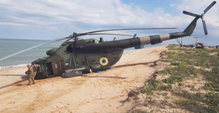 Вертолет ВСУ аварийно приземлился на берегу Азовского моря (ФОТО+ВИДЕО)