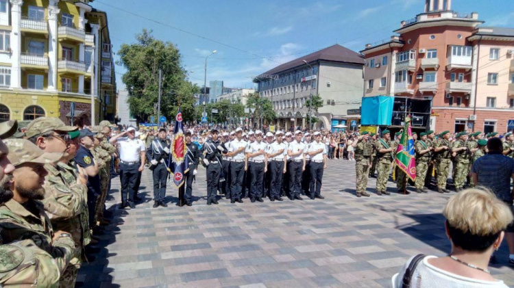 Колонны военных и перекрытые дороги – Мариуполь готовится праздновать День освобождения (ДОПОЛНЕНО+ФОТО)