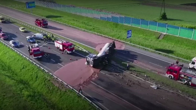 «Сладкая» авария: в Польше перевернулся грузовик с тоннами шоколада (ФОТО+ВИДЕО)