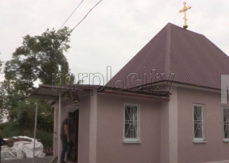 Вблизи Мариуполя жители поселка своими силами при поддержке Вадима Новинского возвели храм