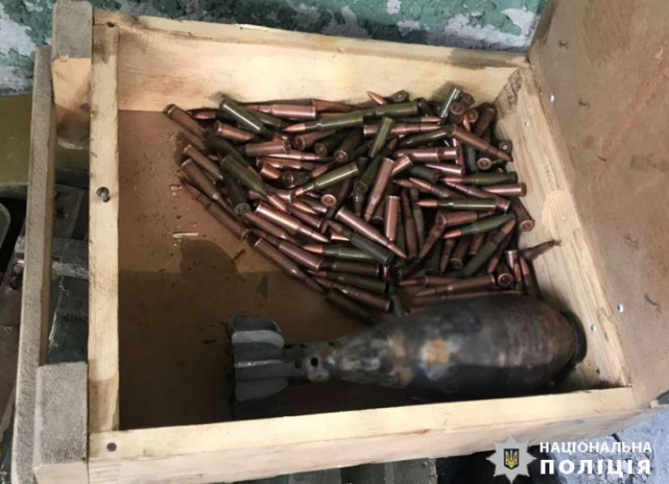 Мина, снаряды, тысячи патронов: в поселке под Мариуполем нашли схрон боеприпасов