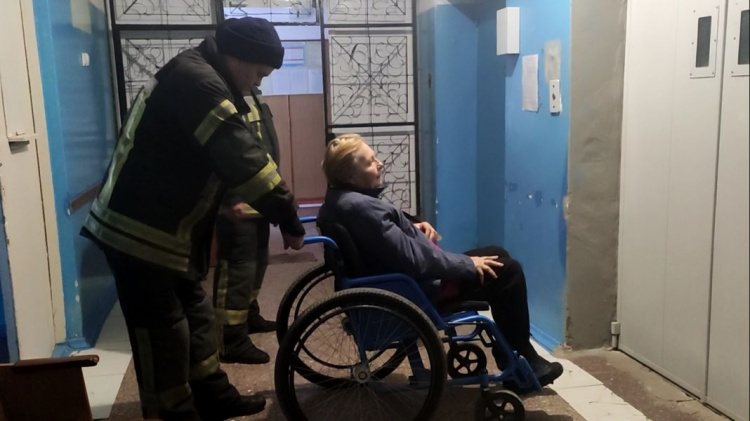 В Мариуполе спасатели помогли женщине в инвалидном кресле добраться домой (ФОТО+ВИДЕО)