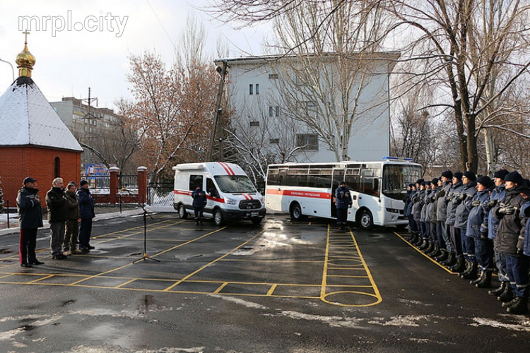 Мариупольские спасатели получили от губернатора спецавтобус и автомобиль