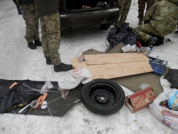 Через линию разграничения в Донбассе пытались провезти взрывчатку (ФОТО)