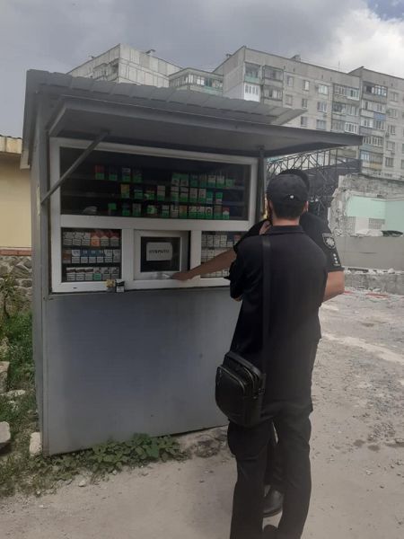 В Мариуполе торговали сигаретами без акциза в незаконно установленном киоске