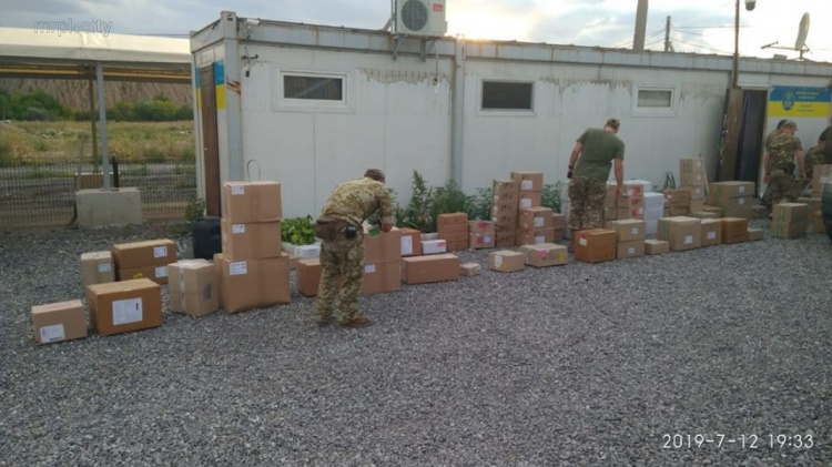 Мариуполец пытался вывезти партию медикаментов в Донецк (ФОТО)