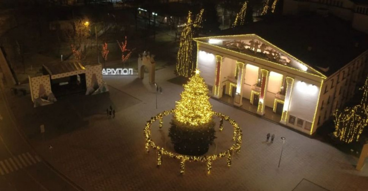 Главная елка Мариуполя зажглась в полночь: эксклюзивное видео