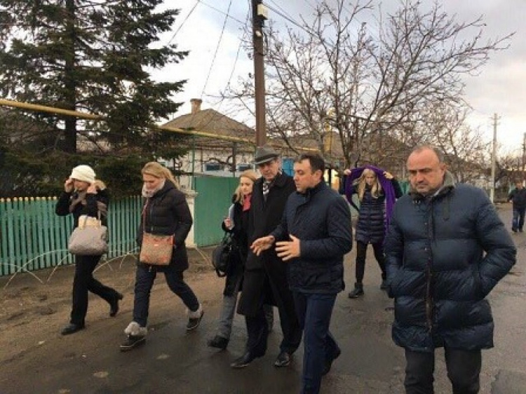 Мариупольский поселок посетили послы двух стран и украинские депутаты