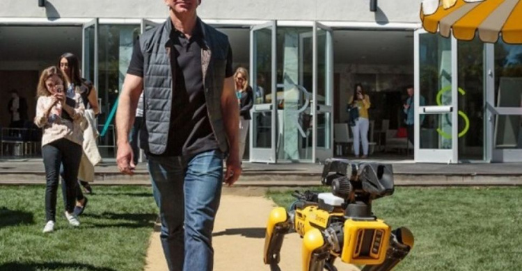 Глава Amazon вышел на прогулку с роботом-собакой (ФОТО+ВИДЕО)