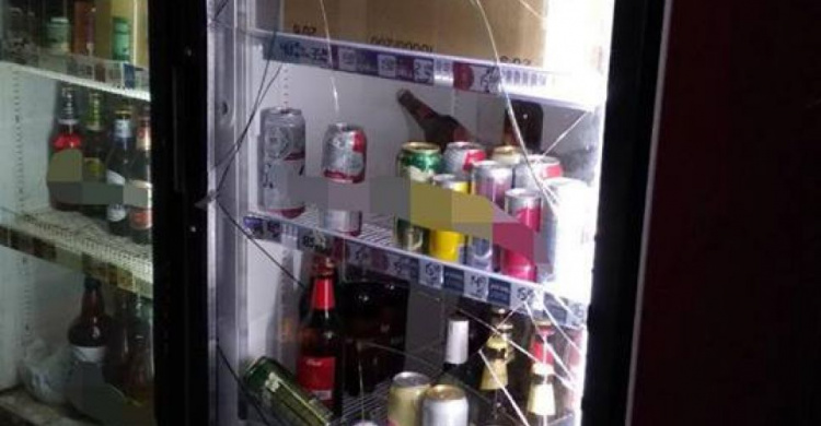 Мариуполец разбил холодильник в киоске, чтобы выпить пива (ФОТО)