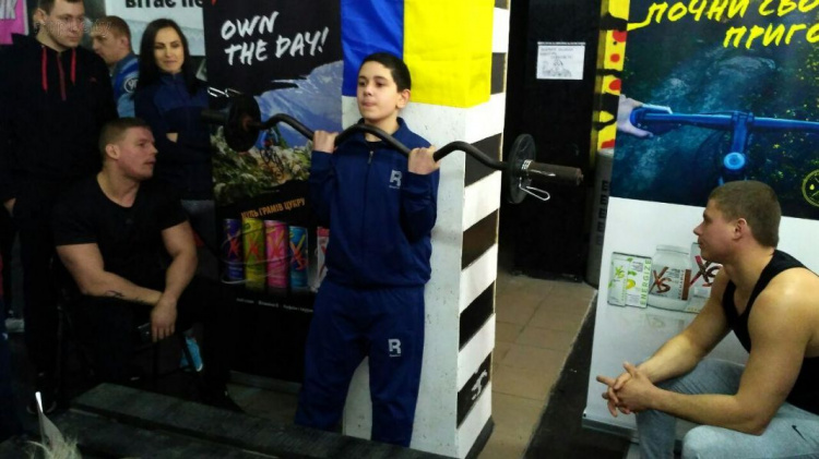 В Мариуполе проходит первенство по строгому подъему штанги на бицепс (ФОТО+ВИДЕО)