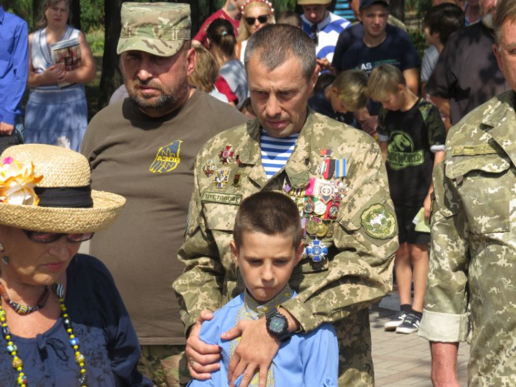 В  Мариуполе установили памятник военнослужащим, павшим за Украину (ФОТО)