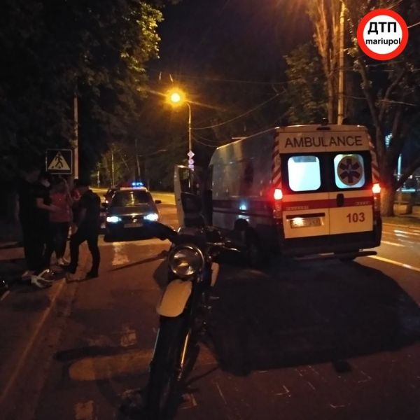 В Мариуполе мотоциклист сбил женщину на переходе (ФОТО)