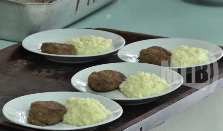 Больше овощей и фруктов: проблемы школьного питания в Мариуполе начнут решать в следующем году (ФОТО)