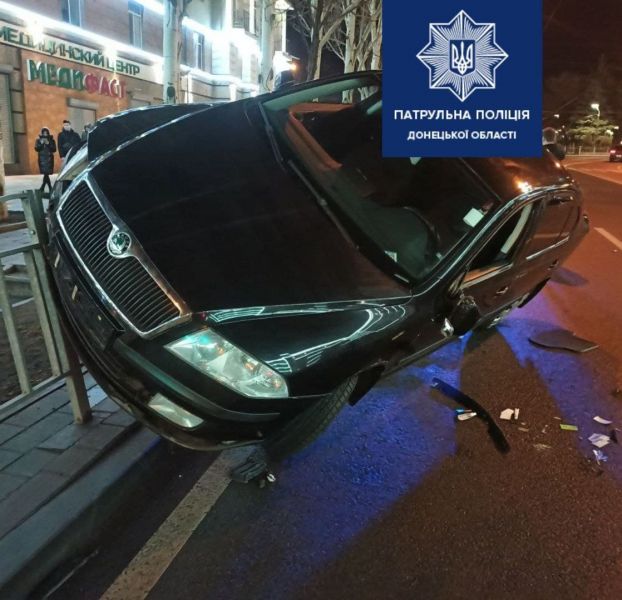 В центре Мариуполя автомобиль повис на ограждении