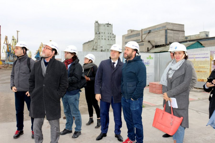 Блокада Азовского моря: порт Мариуполя посетила европейская делегация (ФОТО)