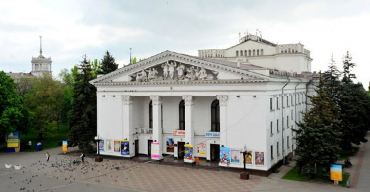 На ремонте мариупольского театра бюджет потерял почти 800 тысяч гривен