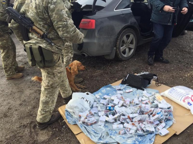 В Донецкой области пытались вывезти запрещенные медикаменты в ОРДЛО: помешала собака (ФОТО)