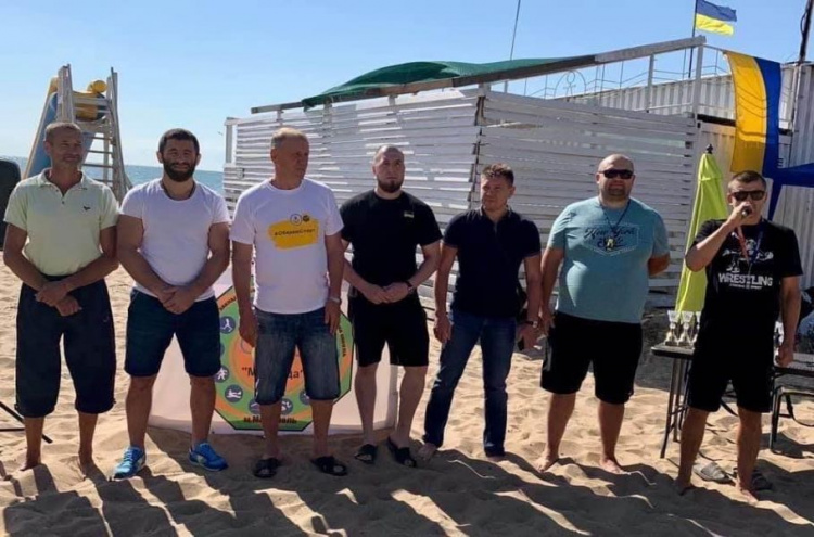 Спорт у моря: в Мариуполе провели соревнования по пляжной борьбе