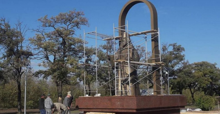 На въезде в Мариуполь установили скульптуру митрополита Игнатия (ФОТО +ВИДЕО)